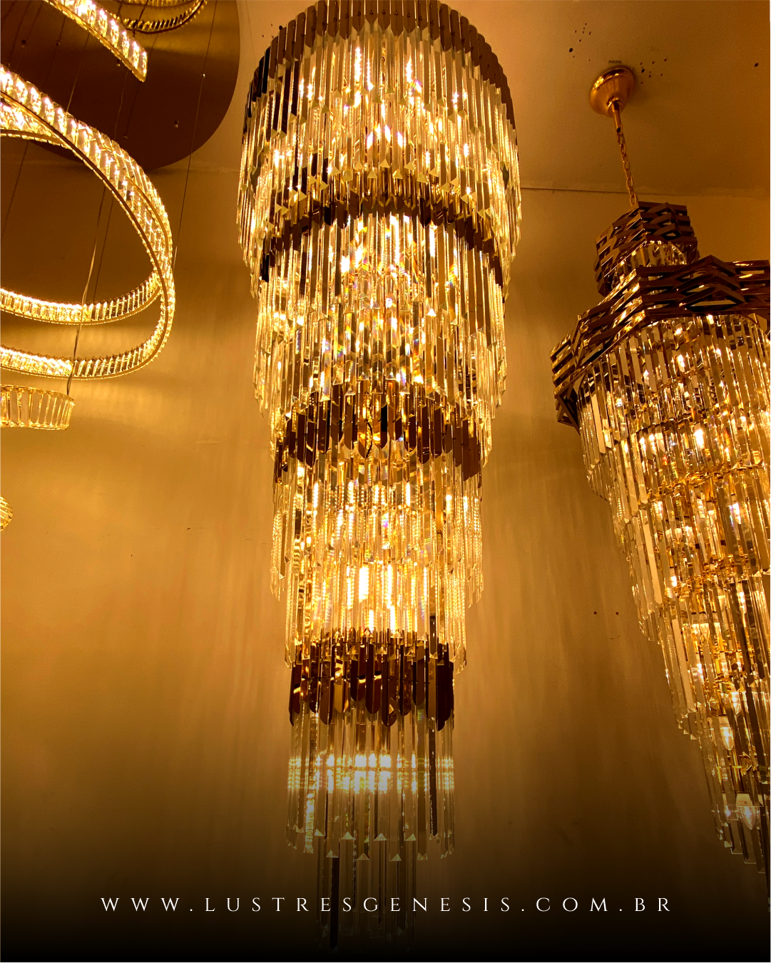 Lustre de Cristal Berlim Dourado com cristais transparentes em ambiente interno. Lustres Gênesis loja online de Lustres e Iluminação Decorativa